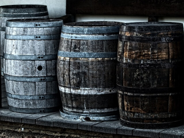 Una imagen de viejos barriles de vino, desgastados por el tiempo y que muestran el encanto rústico de la elaboración tradicional del vino, evocando el patrimonio y la artesanía de la industria vitivinícola.