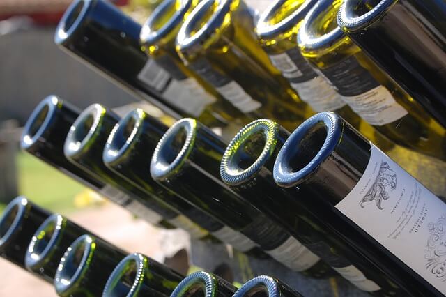 Una imagen que muestra una colección de varias botellas de vino argentino, con sus distintas etiquetas y variedades, que representan la rica y diversa cultura vinícola de Argentina.